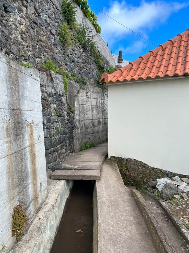 A small waterway next to a stone wall, the end of the levada do moinho
